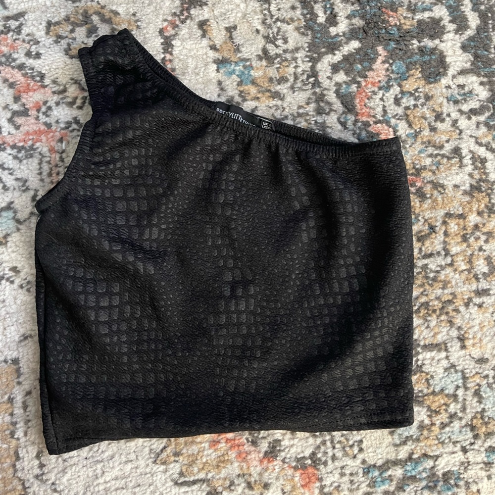 PRETTYLITTLETHING ONE SLEEVE TOP